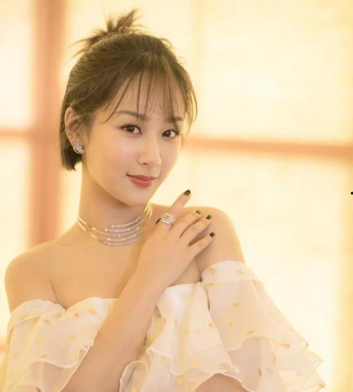 杨紫七夕最新爆料消息,甜蜜瞬间曝光,粉丝心动不已 第1张 杨紫七夕最新爆料消息,甜蜜瞬间曝光,粉丝心动不已 第1张